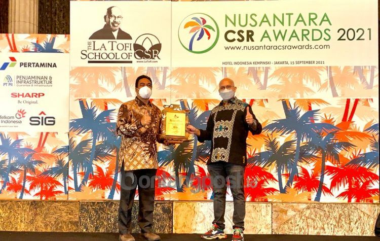 Manager GA dan PR dari PT KMI Muhammad Irfan (kiri) saat menerima penghargaan dari Latofi selaku Chairman The La Tofi School of CSR. (PT KMI for Bontangpost.id)