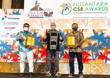 Dua penghargaan yang diterima langsung Presiden Direktur PT Kaltim Nitrate Indonesia, Twedy M Nasution (kanan), Rabu (15/9/2021). (PT KNI for Bontangpost.id)