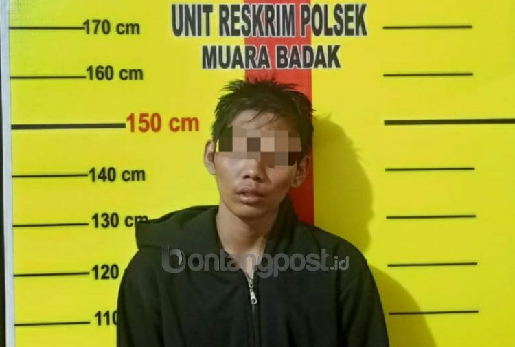 Tersangka ditahan di Mapolsek Muara Badak