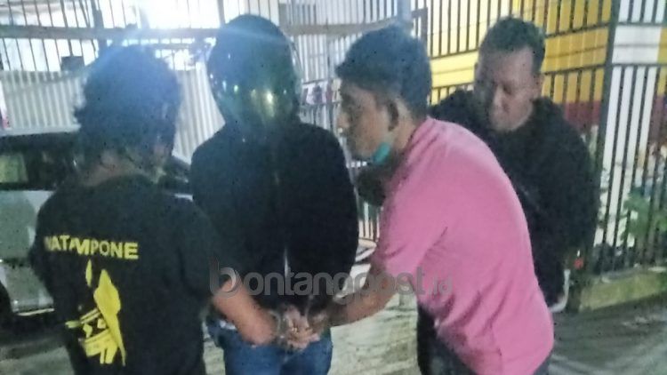 Dua tersangka saat diringkus di Jalan Ahmad Yani, Bontang Utara.