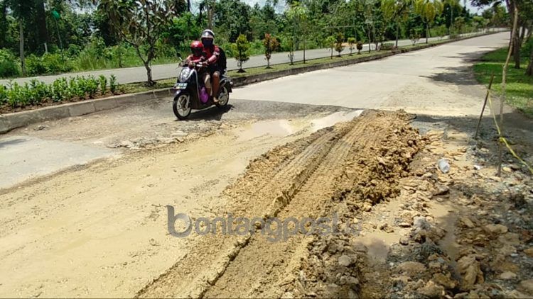 Jalan rusak di Bontang Lestari (Nasrullah/bontangpost.id)