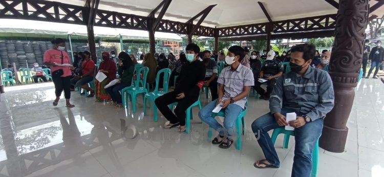 Serbuan vaksinasi Kodim 0908 Bontang dalam rangka Tentara Manunggal Membangun Desa (TMMD) ke-112 (Fitri Wahyuningsih/bontangpost.id)