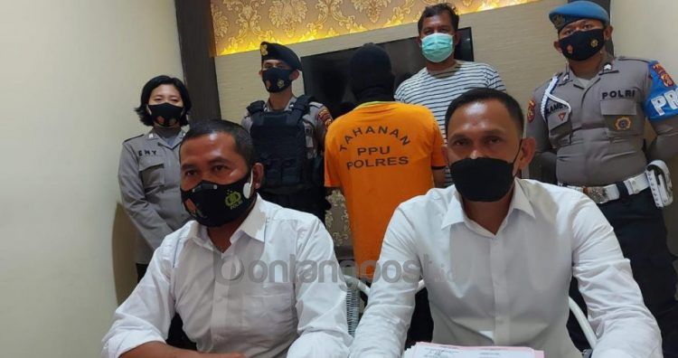 Tersangka (tengah) saat penyidik kepolisian membeberkan kasusnya.