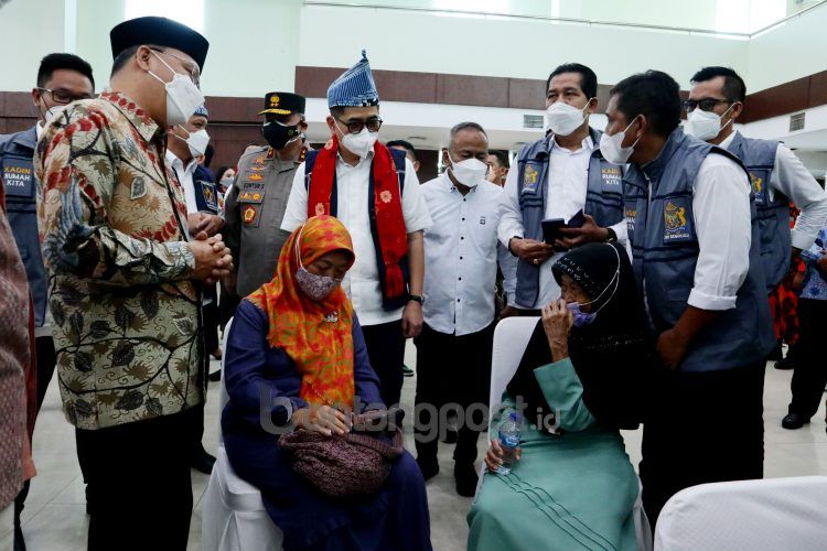 Ketua umum KADIN Indonesia, M.Arsjad Rasjid (ketiga kiri) bersama Gubernur Bengkulu Rohidin Mersyah (kiri) berdialog dengan lansia saat menjau pelaksanaan 10.000 vaksinasi di gedung serba guna Poltekes Kemenkes Provinsi Bengkulu, Minggu ( 26/09/2021). Kadin Indonesia menyerahkan 10.000 vaksin dan sembako serta pelepasan dua unit mobil vaksin keliling kepada pemerintah Provinsi Bengkulu guna mensukseskan gerakan satu juta vaksin untuk penanganan covid 19.
