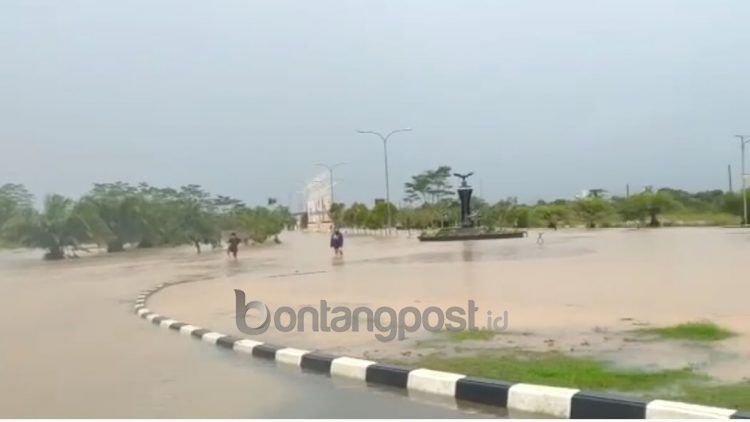 Banjir di kawasan Bandara APT Pranoto Samarinda. (Tangkapan layar)
