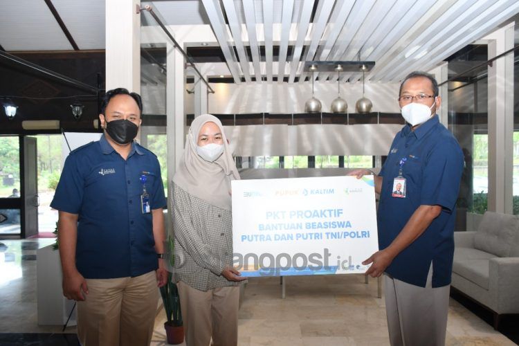 Penyerahan beasiswa secara simbolis kepada perwakilan penerima beasiswa. (Humas Pupuk Kaltim)