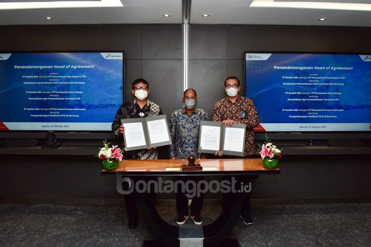 President Director & CEO PT Badak NGL, Gema Iriandus Pahalawan (kiri) bersama dengan
Direktur Logistik & Infrastruktur PT Pertamina (Persero) Mulyono (tengah) juga Direktur Sales & Operasi PT PGN Tbk, Fariz Azis. (Corporate Communication Badak LNG)