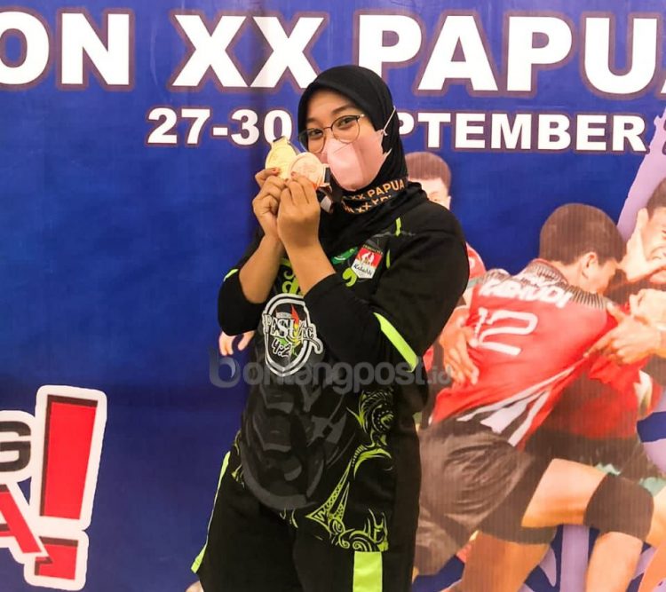 Atlet kabaddi Kaltim asal Bontang Siti Nur Suhada menunjukkan medali yang diraihnya. (dok pribadi)