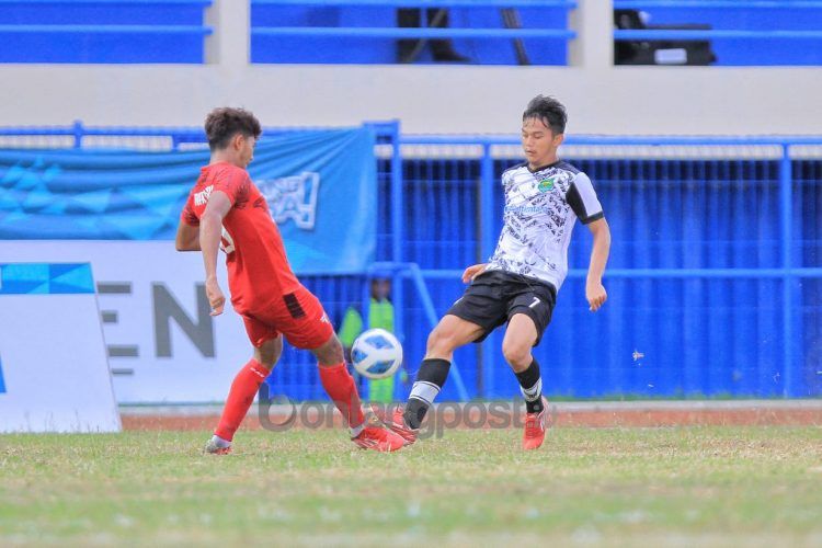 Laga Kaltim vs Aceh (merah) ditengarai diwarnai sepak bola gajah. (Fuad/KP)