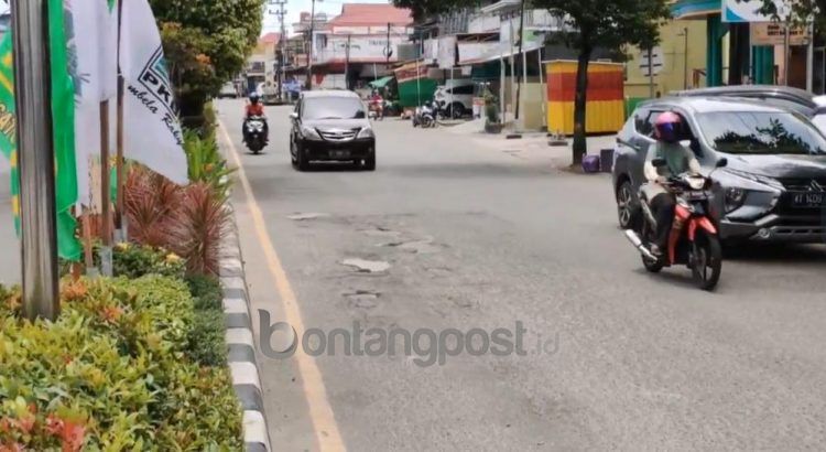 Banyak lubang di Jalan R Suprapto (Nasrullah/bontangpost.id)