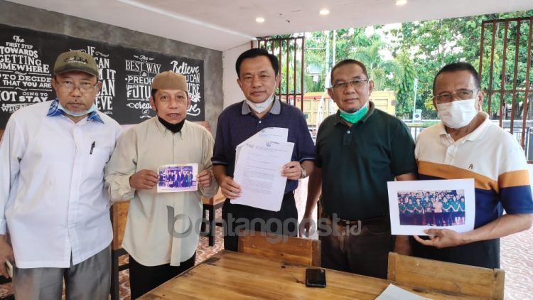 Tim Sebelas; dari kanan Abd Muis (Ketua Tim Sebelas), Rusli Burhan, Kaharuddin Jafar, Ridwan Habibon, dan Syamsul Bana. (Nasrullah/bontangpost.id)
