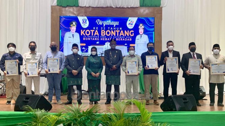 GA & PR Deputy Dept Manager PT KMI Harry Iswara (dua dari kiri) berfoto bersama para penerima penghargaan kota layak anak (CSR PT KMI)