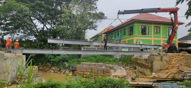 Kontraktor sedang merakit material baja sebagai bahan utama pembangunan jembatan RT 7 Kanaan.