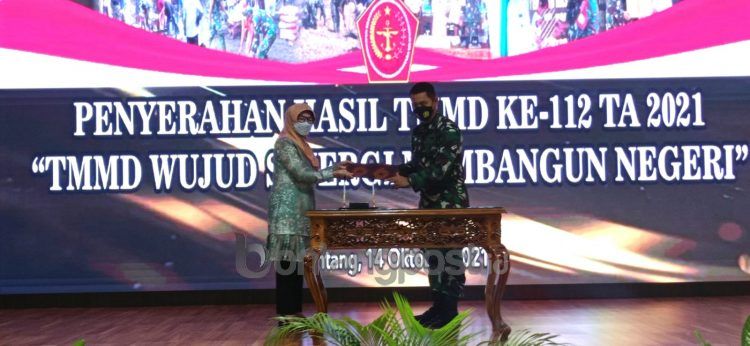 Dandim Choirul menyerahkan hasil TMMD ke-112 di Bontang (Fitri Wahyuningsih/bontangpost.id)