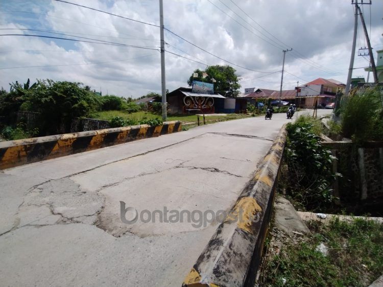 Kondisi infrastruktur jembatan di Jalan Pontianak, Kelurahan Gunung Telihan membutuhkan segera perbaikan.