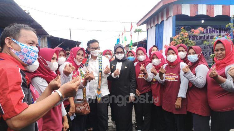 Wakil Wali Kota Bontang Najirah bersama 
Ketua Badan Kependudukan dan Keluarga Berencana Nasional (BKKBN) RI Hasto Wardoyo, meresmikan Kampung Percontohan Penurunan Stunting dan Laskar Ceria di Berbas Pantai (Nasrullah/bontangpost.id)