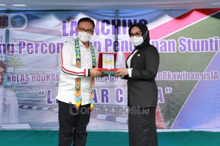 Wakil Wali Kota Bontang Najirah bersama Kepala BKKBN saat peresmian dapur sehat