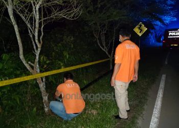 Lima Pekerja Tersetrum saat Pasang Tiang Besi di Jalan Soekarno-Hatta