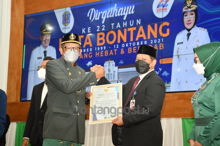 SVP Umum PKT Ardi Harto Mulyo (kanan) saat menerima penghargaan yang diserahkan oleh Walikota Bontang Basri Rase. (Humas Pupuk Kaltim)
