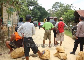 Puluhan Warga Loa Kulu Hentikan 3 Truk Bermuatan Batu Bara Ilegal