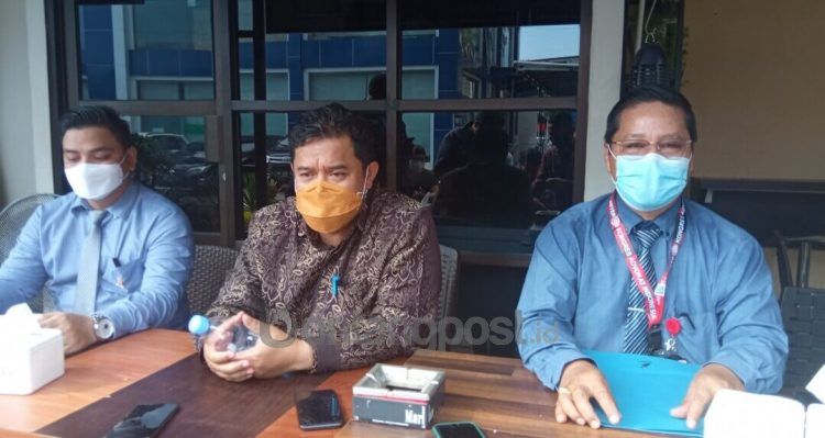 Kepala Dinas ESDM Provinsi Kaltim (tengah) saat melapor ke markas Polres Samarinda.
