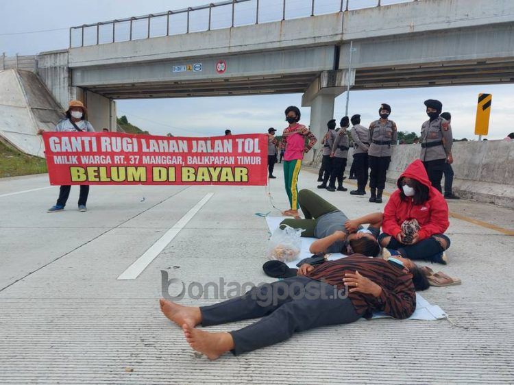 Sejumlah warga RT 37, Kelurahan Manggar, Kecamatan Balikpapan Timur melakukan aksi protes menuntut pembayaran ganti rugi lahan di Jalan Tol Balsam, Kilometer 6.