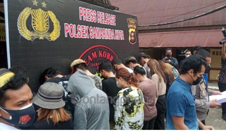 Para tersangka diringkus aparat