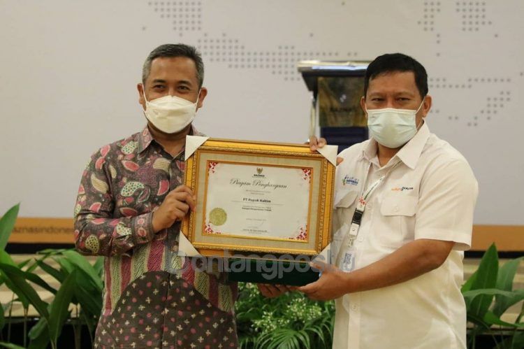 Penghargaan diterima Ketua UPZ PKT Nur Sahid, dari Wakil Ketua Baznas RI Muhammad Mahdum.