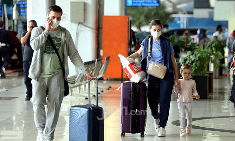 Pemerintah mengeluarkan aturan terbaru naik pewasat saat Natal 2021 dan Tahun Baru 2022.