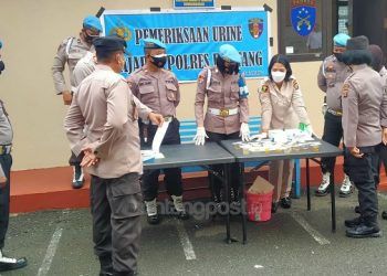 Puluhan Personel Polres Bontang Dites Urine Mendadak