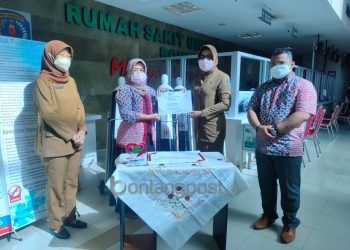 Kepala Cabang Wilayah Bontang PT Samudera Indonesia Devi Revilta menyerahkan bantuan tabung kepada Pelaksana Tugas (Plt) Direktur RSUD Taman Husada drg Toetoek Pribadi Ekowati, Senin (1/11/2021).