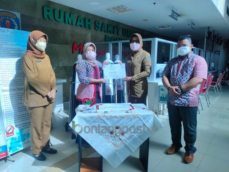 Kepala Cabang Wilayah Bontang PT Samudera Indonesia Devi Revilta menyerahkan bantuan tabung kepada Pelaksana Tugas (Plt) Direktur RSUD Taman Husada drg Toetoek Pribadi Ekowati, Senin (1/11/2021).