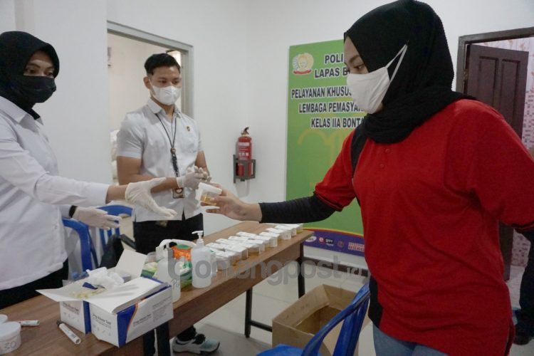 Narapidana di Lapas Bontang dites urine.