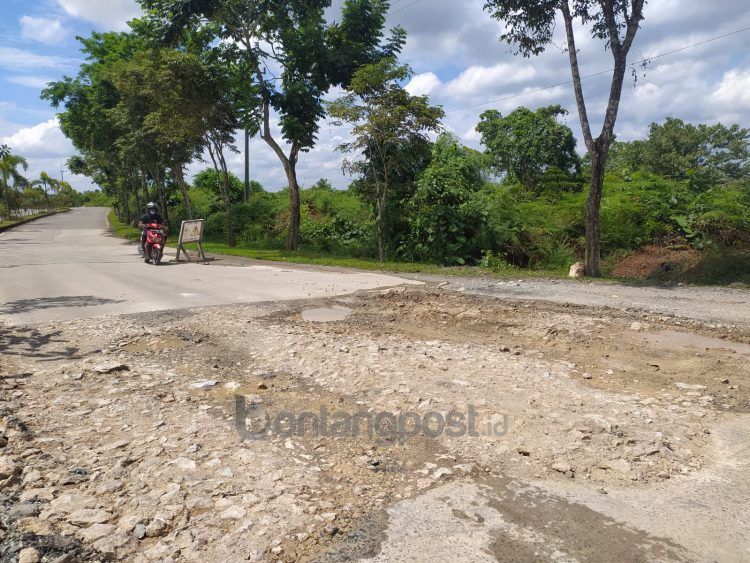 Jalan Soekarno-Hatta, Bontang Lestari kondisinya rusak akibat dilintasi oleh kendaraan bermuatan besar yang diduga dari tiga perusahaan di wilayah tersebut.