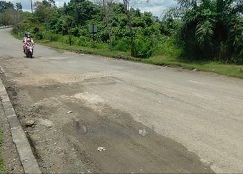 Kondisi jalan di Bontang Lestari sangat mengkhawatirkan sehingga membutuhkan perbaikan segera. (ADIEL KUNDHARA/KP