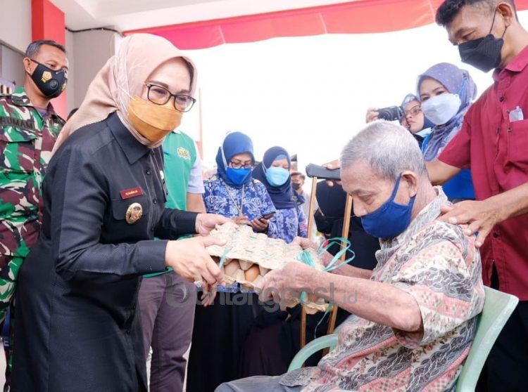 Wakil Wali Kota Bontang Najirah saat menyerahkan bantuan kepada perwakilan disabilitas di Bontang