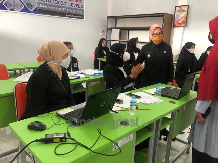 Pengajar LPK ikut Sertifikasi Kompetensi Badan Nasional Sertifikasi Profesi (BNSP) metodelogi level tiga di Suvi Trainer.