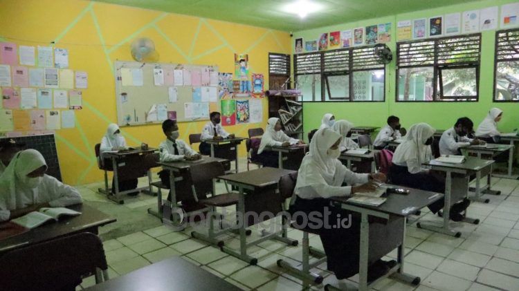 25 Satuan pendidikan jenjang SD dan SMP diperbolehkan memulai pembelajaran tatap muka (PTM) terbatas mulai hari ini.
