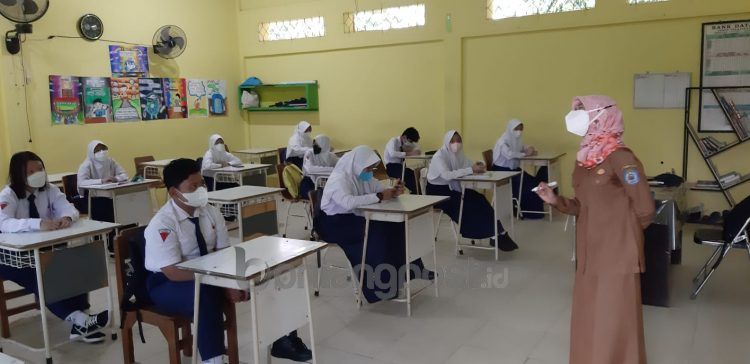 Pemberdayaan pengrajin lokal hanya untuk seragam, sementara pengadaan tas dan sepatu bakal dilelang secara terbuka.