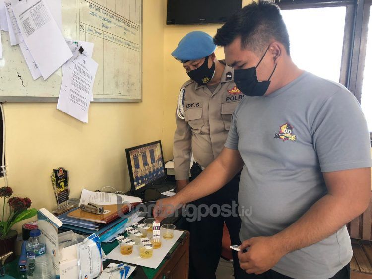 Personel Satreskoba Polres Bontang jalani tes urine (Yulianti Basri/bontangpost.id)