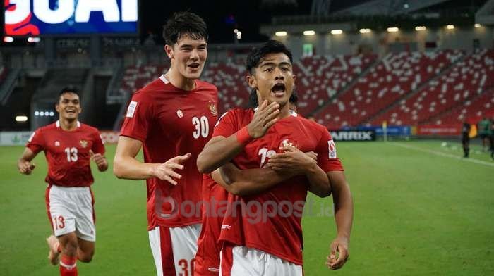 Bek tengah Elkan Baggott dan Evan Dimas merayakan gol keempat Indonesia ke gawang Malaysia pada laga terakhir Grup B Piala AFF 2020. (PSSI)