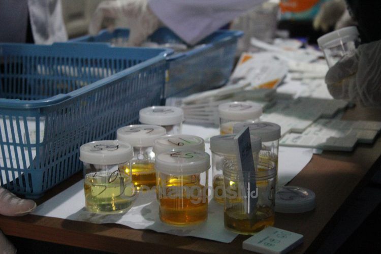 Dari 125 yang dites urine, 1 personel terindikasi positif menggunakan obat terlarang.