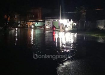 Jalan Kapten Piere Tandean Terendam Banjir Rob