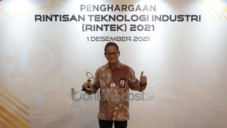Penghargaan diterima Direktur Keuangan dan Umum PKT Qomaruzzaman, dari Menteri Perindustrian RI Agus Gumiwang Kartasasmita di Jakarta
