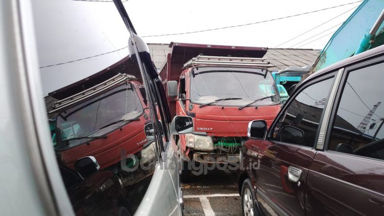 Truk yang terlibat laka lantas di Bontang Lestari diamankan di Mapolres Bontang (Nasrullah/bontangpost.id)