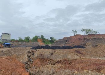 Batu Bara Menumpuk di Depan Mapolsek Bontang Barat
