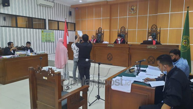 Saksi yang dihadirkan oleh jaksa penuntut umum dalam kasus dugaan korupsi pembebasan lahan akses masuk bandara perintis di Bontang Lestari menyampaikan keterangannya di depan majelis hakim tipikor Samarinda.
