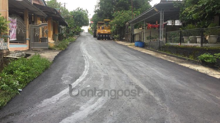 Prioyek pengaspalan jalan komplek perum BTN PKT tidak selesai sesuai kontrak