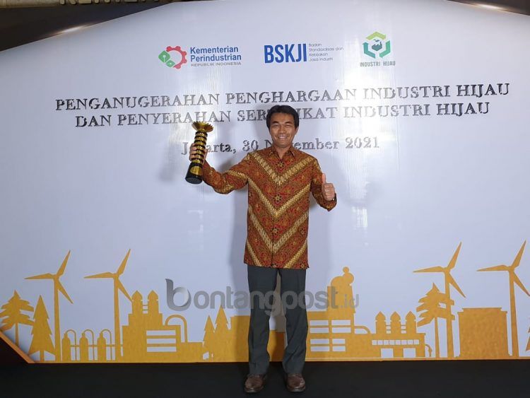 Penghargaan diterima Staf Direktur Operasi dan Produksi PKT Ahmad Mardiani, dari Menteri Perindustrian Agus Gumiwang Kartasasmita di Gedung Kemenperin Jakarta
