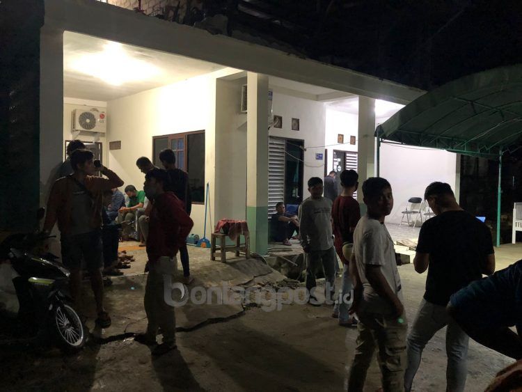 Jenazah korban penikaman di Bontang Kuala tiba di rumah duka (Yulianti Basri/bontangpost.id)